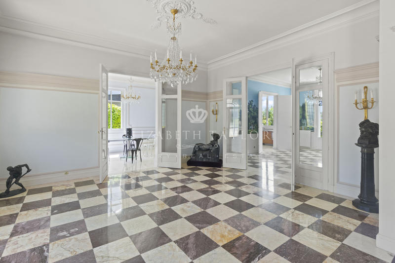 Propriété - 424 m² - 12 pièces