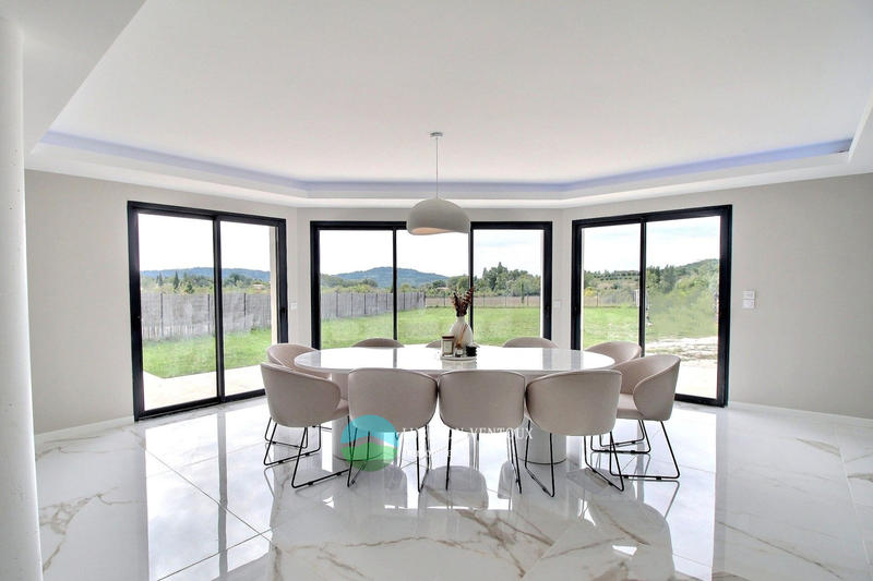 Maison - 246 m² - 8 pièces