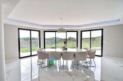 Maison - 246 m² - 8 pièces