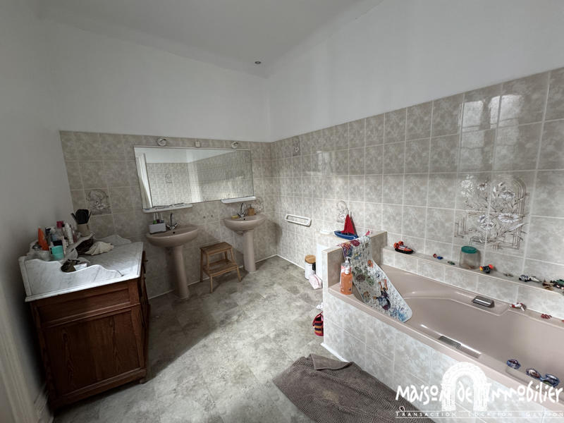 Maison - 219 m² - 7 pièces