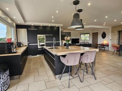 Maison - 202 m² - 7 pièces