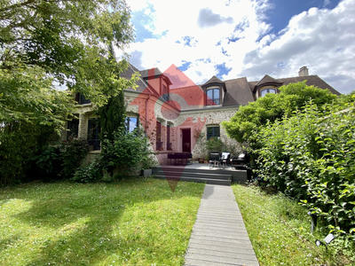 Maison - 210 m² - 8 pièces