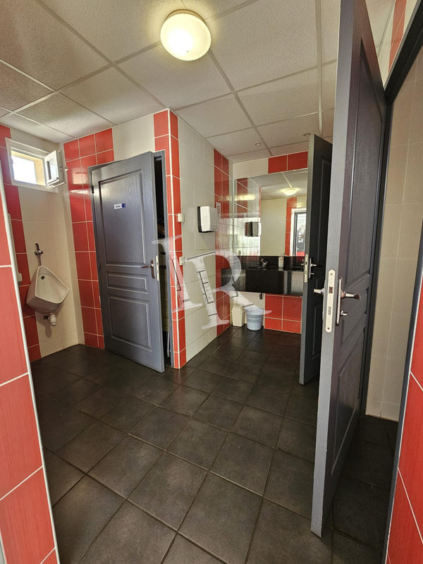 Local commercial - 1 200 m²