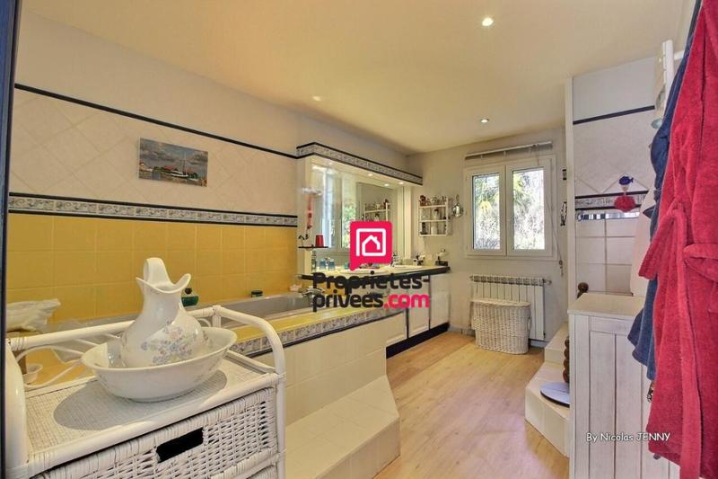 Maison - 225 m² - 7 pièces