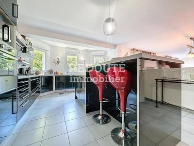 Maison - 260 m² - 7 pièces