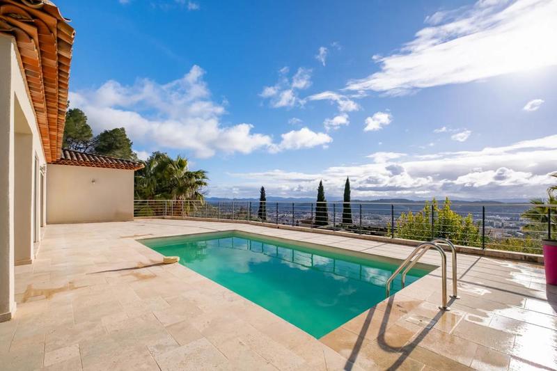 Maison - 290 m² - 10 pièces