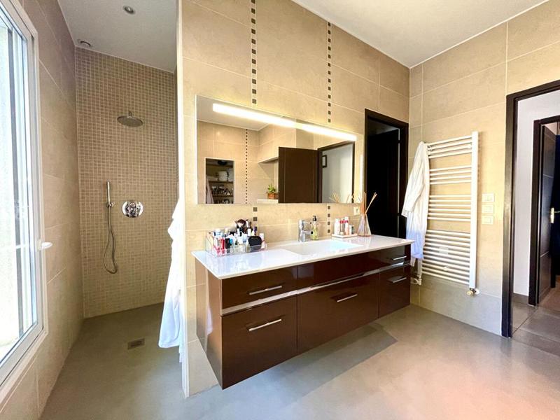 Maison - 252 m² - 5 pièces