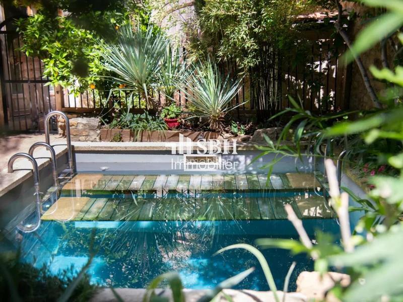 Mas - 540 m² - 27 pièces