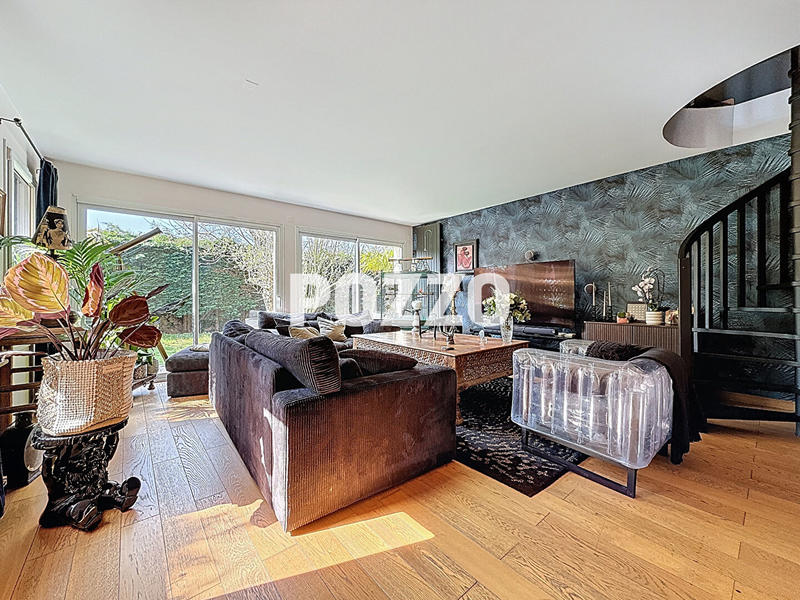 Maison - 220 m² - 8 pièces