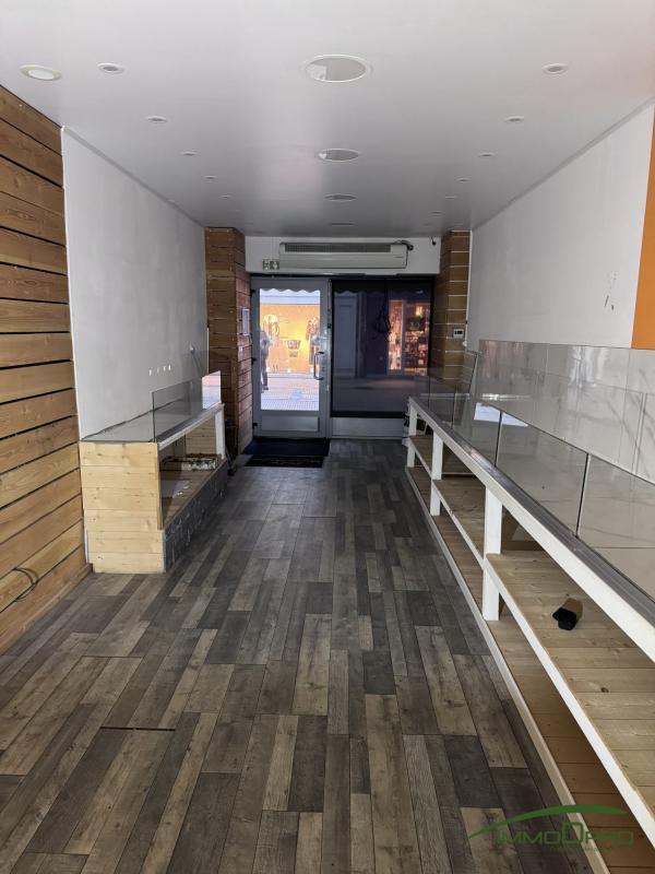 Local commercial - 130 m² - 4 pièces