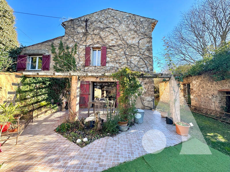 Maison - 284 m² - 9 pièces