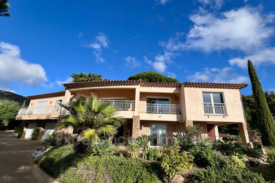 Villa - 242 m² - 6 pièces