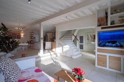 Maison - 230 m² - 8 pièces