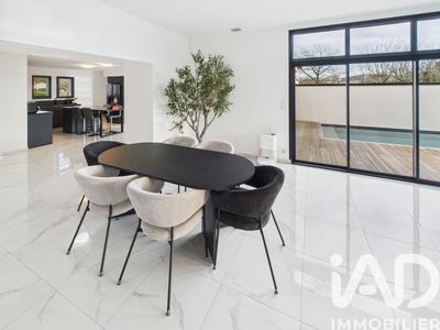 Maison - 210 m² - 6 pièces