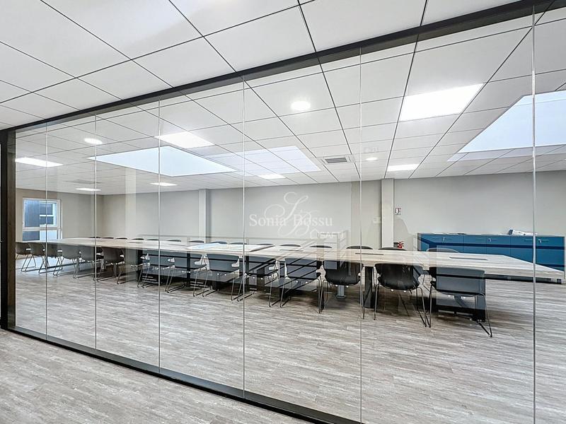 Local commercial - 2 400 m² - 20 pièces