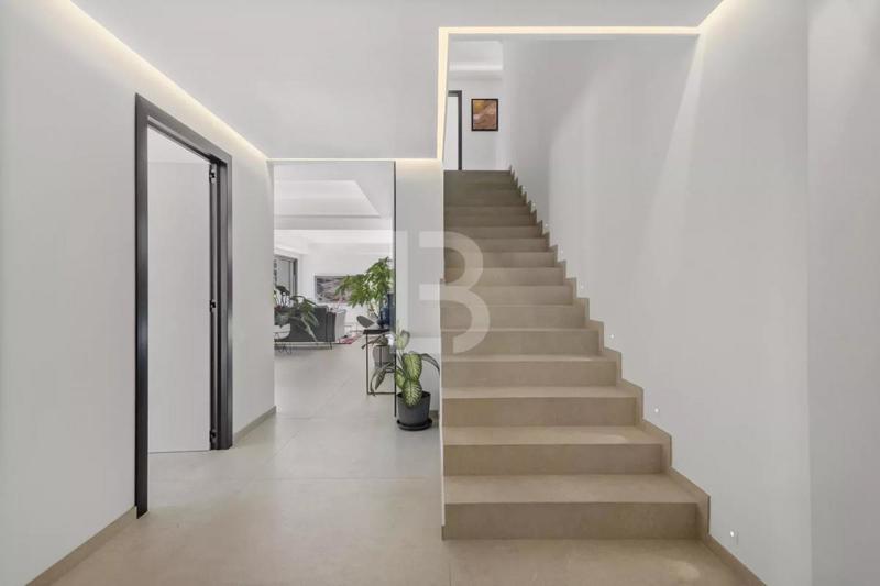 Villa - 326 m² - 9 pièces