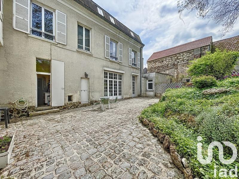 Maison - 325 m² - 12 pièces