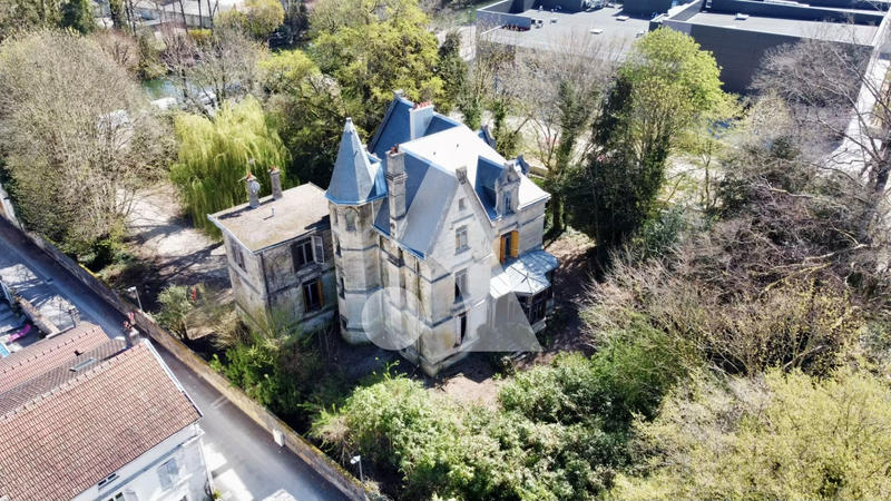 Demeure - 264 m² - 12 pièces