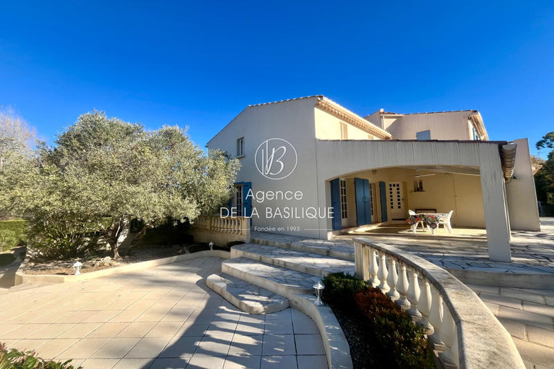 Maison - 232 m² - 8 pièces