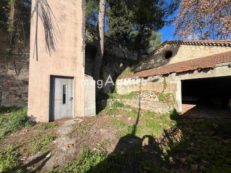 Maison - 740 m² - 18 pièces