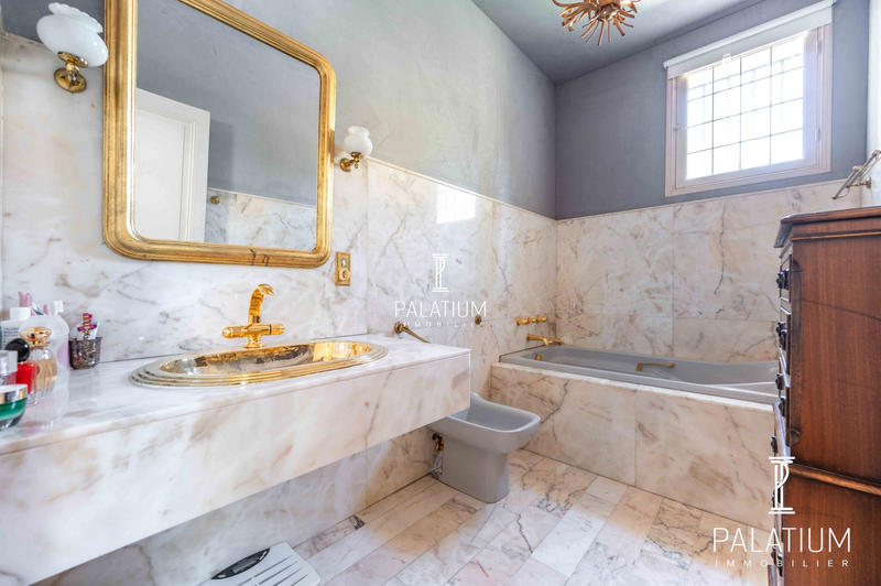 Maison - 255 m² - 7 pièces