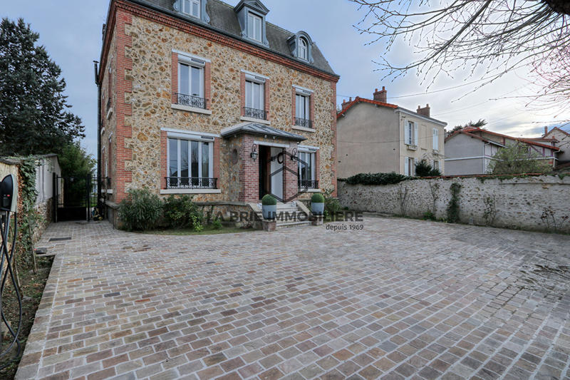 Maison - 235 m² - 9 pièces