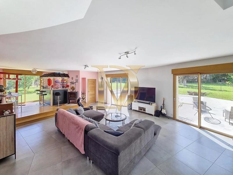 Propriété - 245 m² - 11 pièces