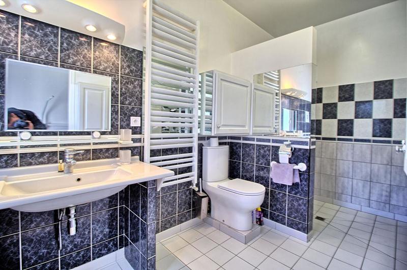 Maison - 240 m² - 9 pièces