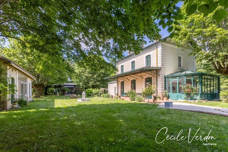 Propriété - 280 m² - 10 pièces