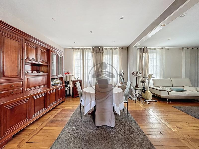 Maison - 237 m² - 9 pièces