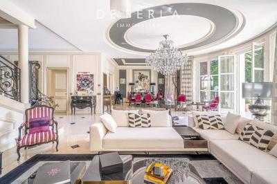 Maison - 520 m² - 10 pièces