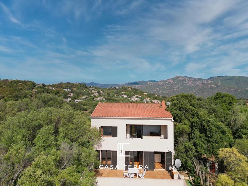 Maison - 240 m² - 12 pièces