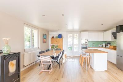 Maison - 240 m² - 9 pièces