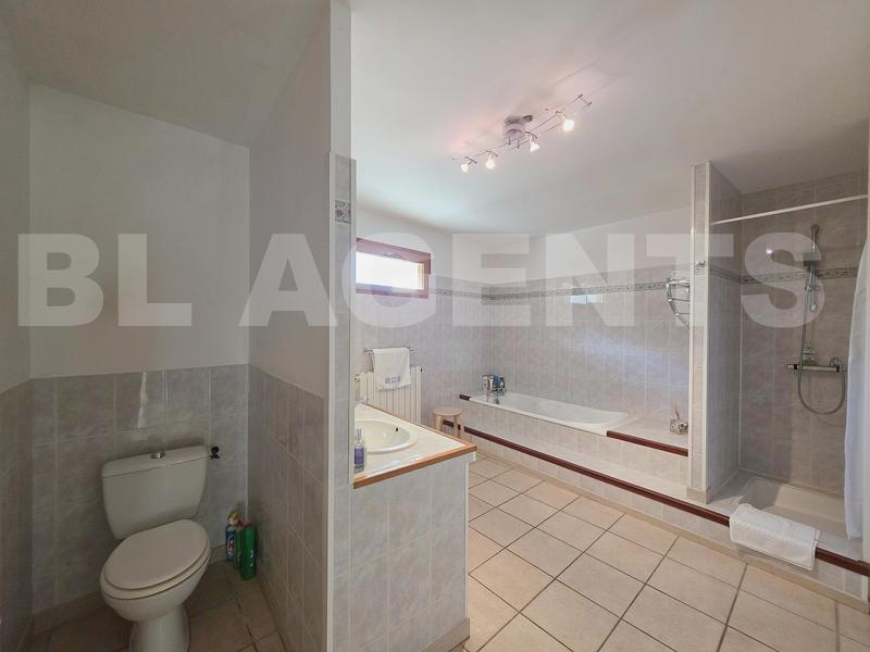 Maison - 212 m² - 7 pièces