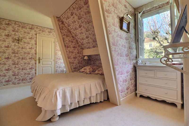 Maison - 255 m² - 8 pièces