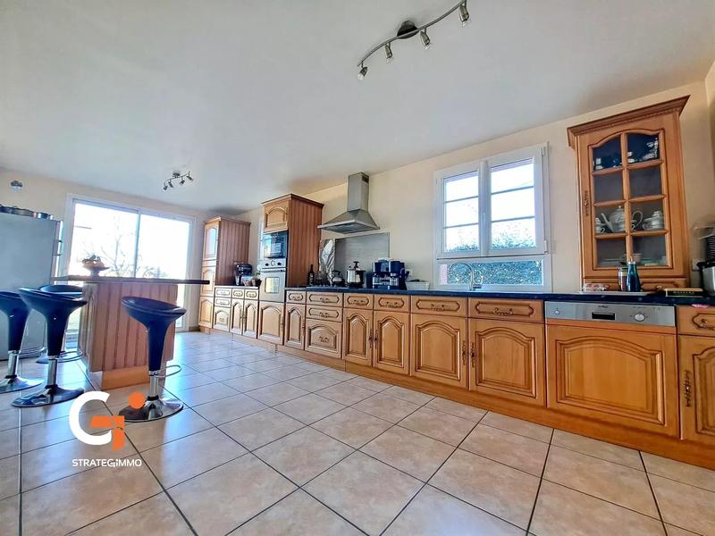 Maison - 240 m² - 8 pièces