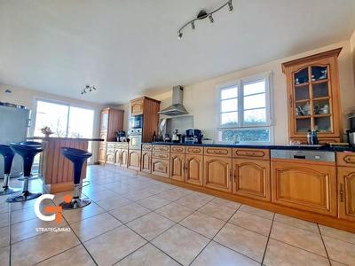 Maison - 240 m² - 8 pièces