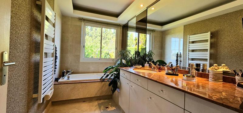 Maison - 181 m² - 7 pièces