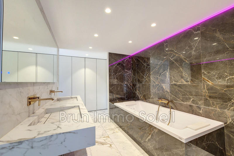 Propriété - 333 m² - 9 pièces