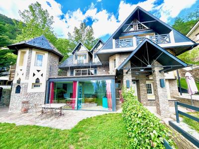 Maison - 475 m² - 8 pièces