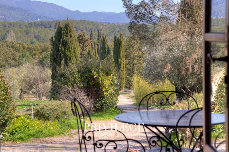 Propriété - 640 m² - 18 pièces