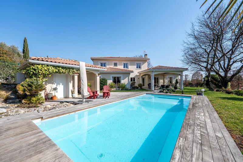 Maison - 202 m² - 6 pièces