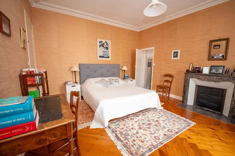 Maison - 250 m² - 9 pièces