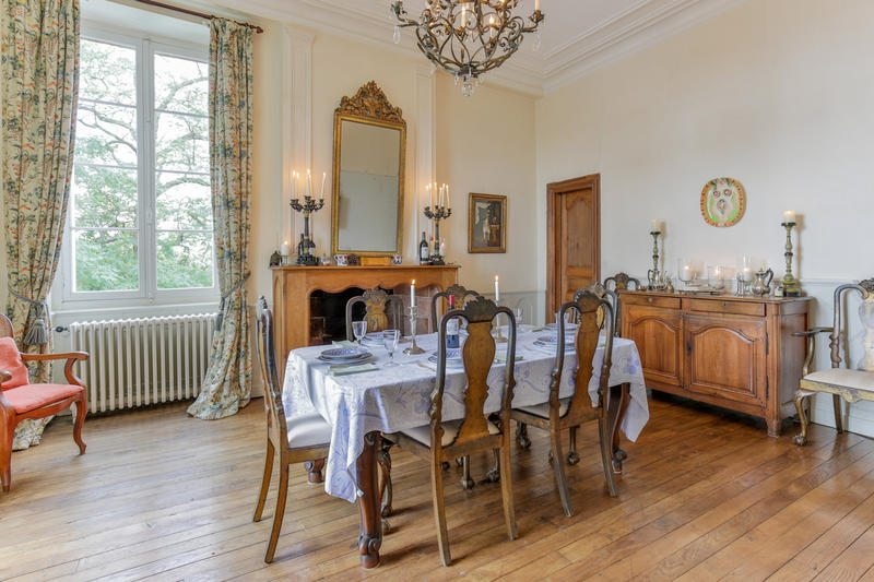 Château - 1 302 m² - 25 pièces