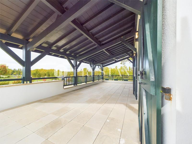 Maison - 410 m² - 10 pièces