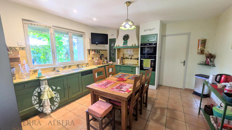 Propriété - 330 m² - 6 pièces