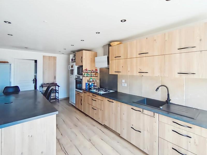 Maison - 300 m² - 9 pièces