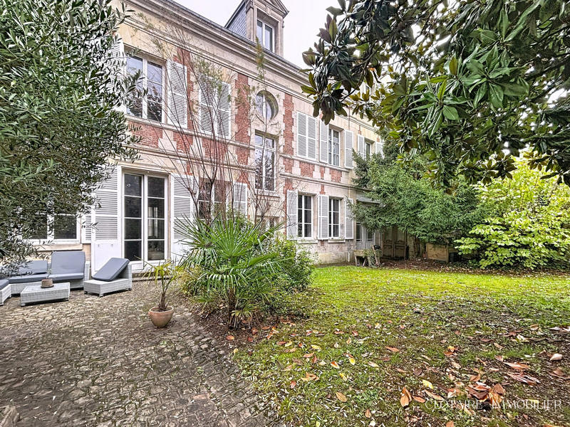 Maison - 600 m² - 12 pièces