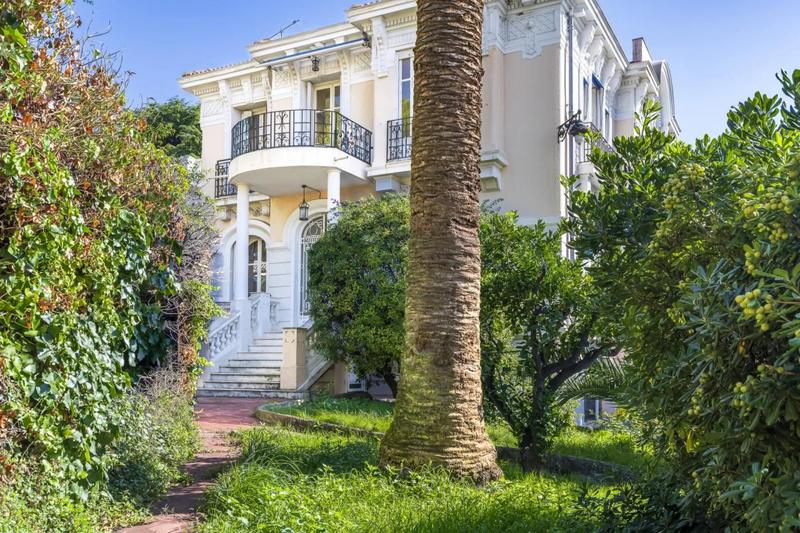 Maison de maîtres - 420 m² - 11 pièces