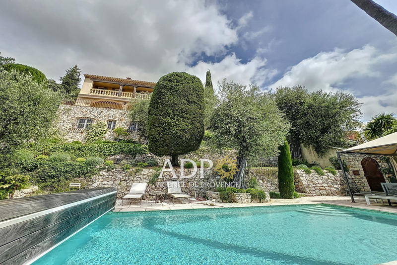 Maison - 210 m² - 6 pièces